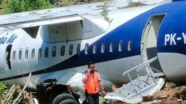 Sebanyak 41 penumpang dan satu bayi berada di dalam pesawat, dengan total 42 penumpang serta enam kru, termasuk Kapten Khoiron Sarwan, Co-Pilot Lingga C. Burnama, dan dua awak kabin, Nadya Ulfa serta Leddya.