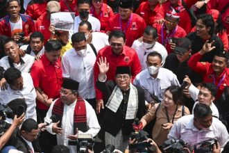 "Ya semua kan bertanding harus menang satu putaran. Ngapain dua putaran? Dua putaran lebih mahal, buang-buang uang. Energinya juga berlebihan. udahlah," ungkapnya.