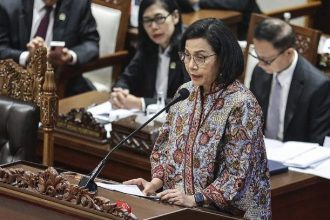 Dilansir dari Antara, Sri Mulyani berharap bahwa pemangkasan suku bunga Bank Sentral AS (The Fed) menjadi 4,75-5,00 persen akan memberikan dampak positif bagi negara-negara berkembang, termasuk Indonesia. Hal ini diutarakan dalam pertemuan Dewan Rapat Kebijakan Bank Sentral AS (FOMC) pada 17-18 Desember 2024, ketika The Fed memutuskan untuk memangkas suku bunga acuan sebesar 50 bps.