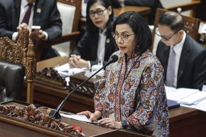 Dilansir dari Antara, Sri Mulyani berharap bahwa pemangkasan suku bunga Bank Sentral AS (The Fed) menjadi 4,75-5,00 persen akan memberikan dampak positif bagi negara-negara berkembang, termasuk Indonesia. Hal ini diutarakan dalam pertemuan Dewan Rapat Kebijakan Bank Sentral AS (FOMC) pada 17-18 Desember 2024, ketika The Fed memutuskan untuk memangkas suku bunga acuan sebesar 50 bps.