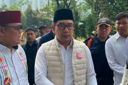 Menurutnya, setiap RT dan RW yang menunjukkan kinerja luar biasa akan mendapatkan peningkatan pendapatan. Selain itu, ia berjanji akan memperbaiki area kumuh di Jakarta tanpa harus selalu melakukan relokasi.