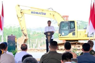 "Alhamdulillah pada pagi hari ini kita akan kembali melakukan groundbreaking untuk pembangunan sekolah internasional di Ibu Kota Nusantara, Australian Independent School (AIS) Nusantara," ucap Jokowi.