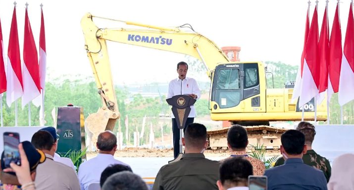 "Alhamdulillah pada pagi hari ini kita akan kembali melakukan groundbreaking untuk pembangunan sekolah internasional di Ibu Kota Nusantara, Australian Independent School (AIS) Nusantara," ucap Jokowi.