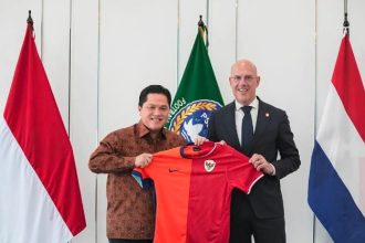 “Kami terus berusaha untuk membangun sepak bola Indonesia dengan kolaborasi bersama pihak lain. Hari ini, PSSI menjalin kerja sama dengan Federasi Sepak Bola Belanda atau KNVB dalam beberapa bidang,” tulis Erick di Instagram.