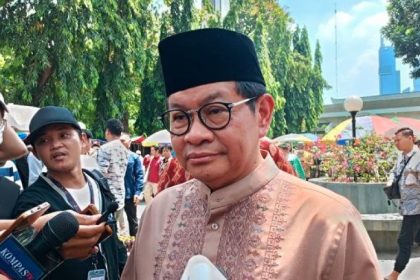 "Bahkan jika diperlukan mengundang lembaga independen seperti LBH. Tapi spiritnya menyelesaikan masalah, bukan menambah masalah atau kemudian menggunakan kekuasaan untuk melakukan penekanan kepada yang lemah," tegas mantan Sekretaris Kabinet itu.