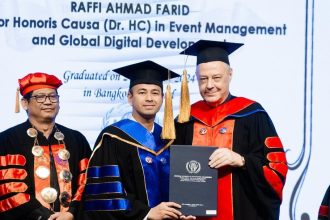 Gelar Doktor Honoris Causa yang diraih Raffi di bidang "Event Management and Global Digital Development" merupakan bukti nyata dari dedikasinya selama puluhan tahun dalam memajukan industri hiburan di Indonesia. Raffi dikenal sebagai sosok yang aktif dan inovatif dalam mengembangkan berbagai program dan acara yang menghibur masyarakat.