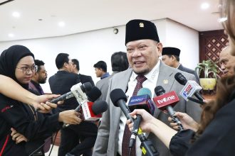 "Kubu Pak Nono dan saya menginginkan pemilihan dengan sistem paket, sedangkan kubu Pak Najamudin tidak menginginkan ada pasal yang mensyaratkan calon pimpinan DPD RI bebas dari sanksi pelanggaran Tata Tertib dan Kode Etik DPD RI," jelasnya.