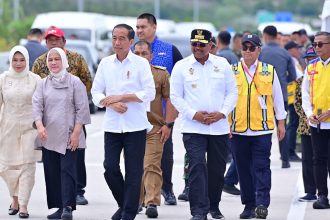 "Kita berharap dengan jalan tol Trans Sumatra, akan mendorong pertumbuhan ekonomi dan mendorong pemerataan ekonomi di Pulau Sumatera," jelasnya.