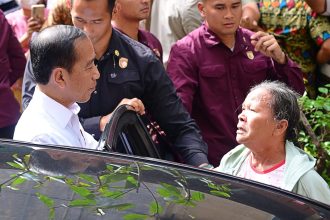 "Saya melihat harga-harga yang ada di pasar, saya lihat semuanya baik dan justru beberapa komoditas turun," kata Jokowi.