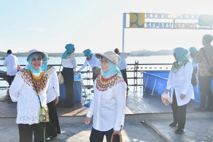 Selain itu, mereka juga ikut serta dalam penanaman pohon kelapa genjah pandan manis di sekitar bendungan. Penanaman ini merupakan bentuk komitmen untuk mendukung pelestarian lingkungan dan memperbaiki ekosistem di area tersebut.