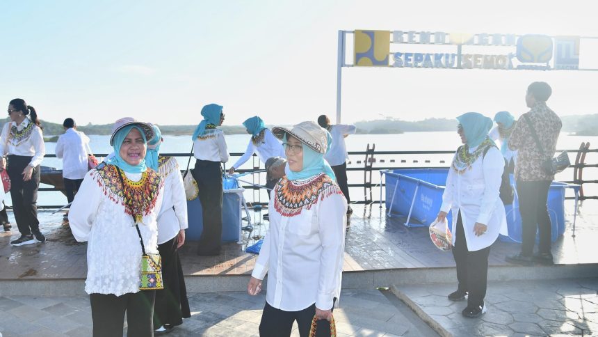 Selain itu, mereka juga ikut serta dalam penanaman pohon kelapa genjah pandan manis di sekitar bendungan. Penanaman ini merupakan bentuk komitmen untuk mendukung pelestarian lingkungan dan memperbaiki ekosistem di area tersebut.