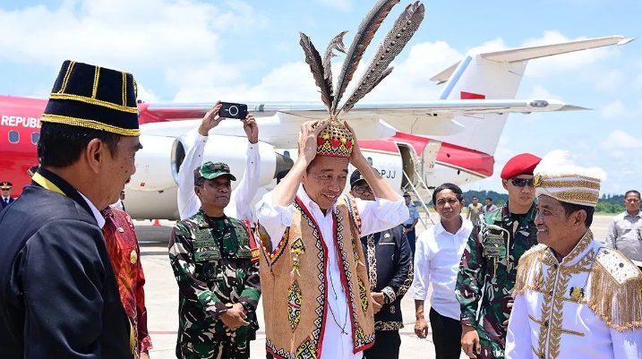 Dalam kunjungan ini, Jokowi didampingi oleh beberapa pejabat, antara lain Menteri BUMN Erick Thohir, Menteri Pemuda dan Olahraga Dito Ariotedjo, Komandan Paspampres Mayjen TNI Achiruddin, serta Yusuf Permana.