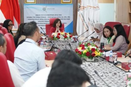 Staf Khusus Presiden Grace Natalie saat memimpin agenda focus group discussion (FGD) dengan tema “Peran Perempuan Lintas Iman dalam Kampanye Dokumen Abu Dhabi dalam Rangka Kedatangan Paus Fransiskus dan Menuju Indonesia Emas 2045" yang berlangsung kompleks Istana kepresidenan, Selasa (3/9/2024). (FOTO: Grace Natalie).