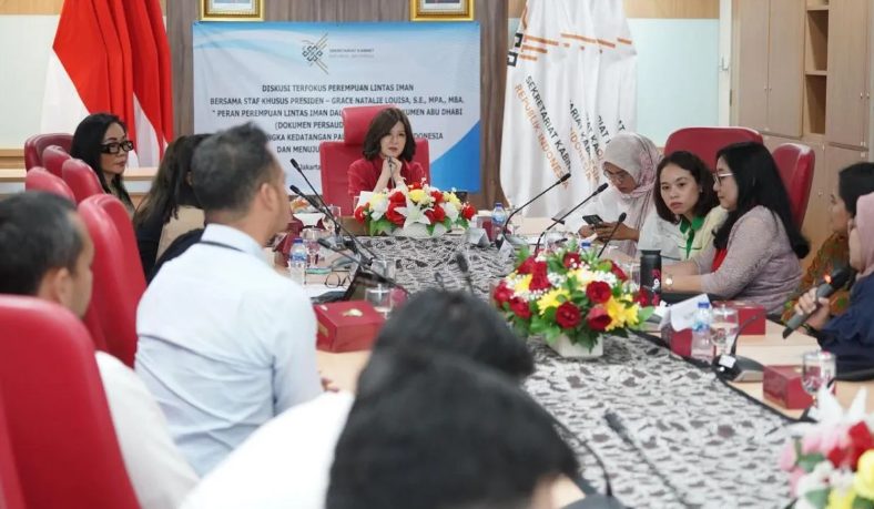 Staf Khusus Presiden Grace Natalie saat memimpin agenda focus group discussion (FGD) dengan tema “Peran Perempuan Lintas Iman dalam Kampanye Dokumen Abu Dhabi dalam Rangka Kedatangan Paus Fransiskus dan Menuju Indonesia Emas 2045" yang berlangsung kompleks Istana kepresidenan, Selasa (3/9/2024). (FOTO: Grace Natalie).