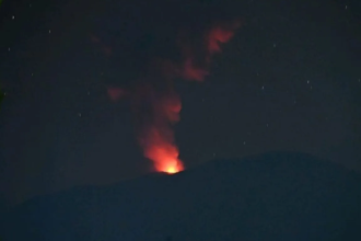 Gunung Ibu kembali erupsi pada Jumat (27/9) malam sekitar pukul 20.10 Wit dengan ketinggian kolom abu setinggi 700 meter, Jumat (27/9/2024). (FOTO: Pos Pengamatan Gunung Ibu).