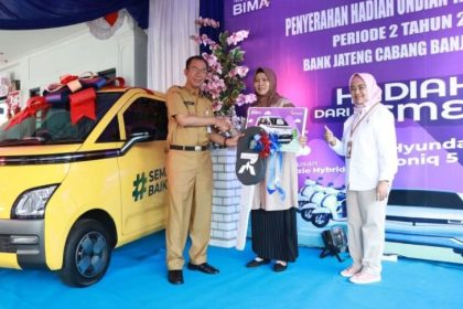 Penyerahan Hadiah Utama Undian Bima oleh Pj Bupati Masrofi kepada ibu Tri Urip berupa 1 unit Wuling Air EV di Bank Jateng Cabang Banjarnegara, Selasa (27/8/2024). (FOTO: Bank jateng).