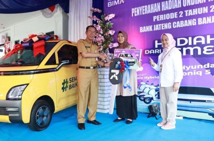 Penyerahan Hadiah Utama Undian Bima oleh Pj Bupati Masrofi kepada ibu Tri Urip berupa 1 unit Wuling Air EV di Bank Jateng Cabang Banjarnegara, Selasa (27/8/2024). (FOTO: Bank jateng).