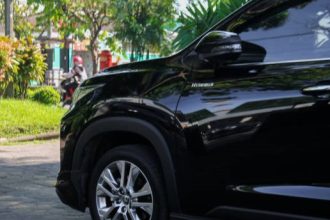 Innova Zenix dilengkapi dengan berbagai fitur keselamatan canggih, seperti ABS, EBD, BA, VSC, dan 7 airbags. Fitur-fitur ini memberikan rasa aman dan nyaman bagi pengemudi dan penumpang.