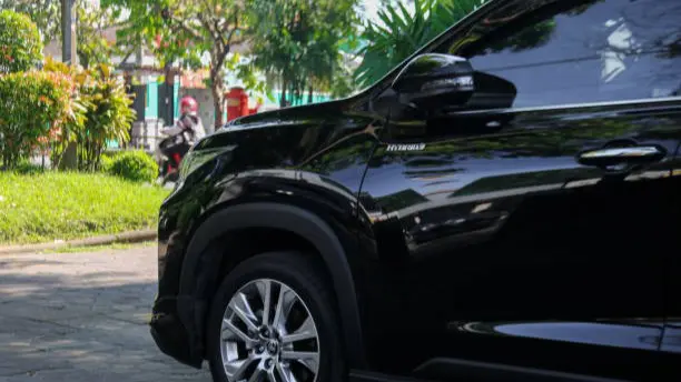 Innova Zenix dilengkapi dengan berbagai fitur keselamatan canggih, seperti ABS, EBD, BA, VSC, dan 7 airbags. Fitur-fitur ini memberikan rasa aman dan nyaman bagi pengemudi dan penumpang.