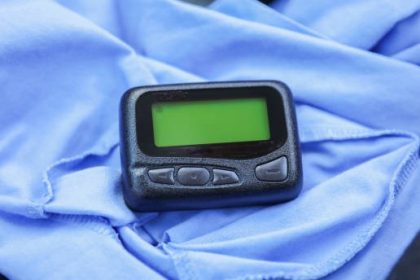 Di tahun 1990-an, pager mencapai puncak popularitasnya. Pager dengan fitur pesan suara diperkenalkan, yang memungkinkan pengguna untuk meninggalkan pesan suara untuk penerima.