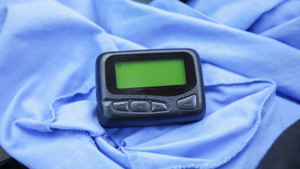 Di tahun 1990-an, pager mencapai puncak popularitasnya. Pager dengan fitur pesan suara diperkenalkan, yang memungkinkan pengguna untuk meninggalkan pesan suara untuk penerima.