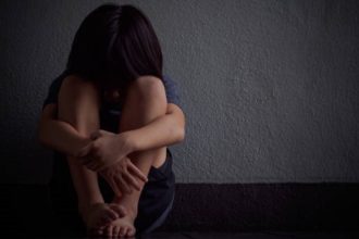 Korban, T (13), harus berulang kali menjadi sasaran nafsu bejat kepsek berinisial J (41). Ibu korban diketahui telah menjalin hubungan terlarang dengan tersangka, dan dalam hubungan tersebut, ia dijanjikan akan diberikan motor Vespa.