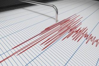 Gempa megathrust adalah jenis gempa bumi yang sangat kuat dan berpotensi menimbulkan kerusakan besar. Gempa ini terjadi di zona subduksi, yaitu area di mana satu lempeng tektonik bergerak menunjam di bawah lempeng tektonik lainnya. Ketika tekanan yang terakumulasi antara kedua lempeng ini tiba-tiba lepas, terjadilah gempa megathrust.