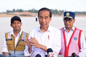 Dilansir dari Antara, turut mendampingi Presiden Jokowi dalam penerbangan menuju Nusantara, yakni Fahri Hamzah, Komandan Paspampres Mayjen TNI Achiruddin, Deputi Bidang Protokol, Pers dan Media Sekretariat Presiden Yusuf Permana serta Plh Sekretaris Militer Presiden Brigjen TNI Heri Purwanto.