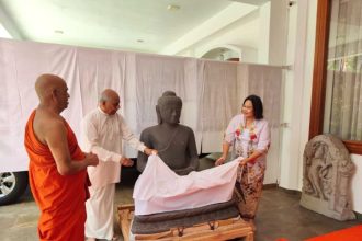 Perdana Menteri Sri Lanka Dinesh Gunawardena dan Duta Besar RI Untuk Sri Lanka dan Maladewa Dewi Gustina Tobing membuka patung Buddha hadiah dari Indonesia di Vihara Dharmayathanaya di Kolombo, Sri Lanka, Kamis (12/9/2024). (FOTO: KBRI Colombo).