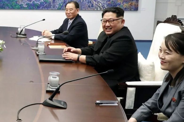 Pemimpin Korea Utara Kim Jong Un (kedua dari kanan) dan adik perempuannya, Kim Yo Jong (kanan). (FOTO: Anadolu)