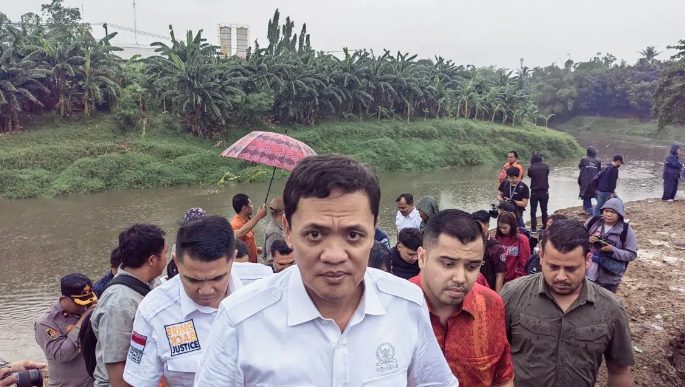 "Kami ingin ini semua dilakukan penyelidikan yang transparan dan dicek latar belakangnya apa, sampai kejadiannya seperti apa. Maka kami perlu melihat langsung situasi di sini seperti apa sehingga tidak timbul asumsi-asumsi, tuduhan-tuduhan yang tidak pas," tambahnya.