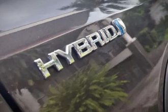 Tips Merawat Mobil Hybrid. (Foto: Emblem mobil hybrid)