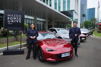 Marketing & Communications General Manager PT Eurokars Motor Indonesia (EMI) Pramita Sari (kiri) dan Chief Operating Officer PT EMI Ricky Thio (kanan) pada konferensi pers Mazda Power Drive 2024 di Hotel JS Luwansa, Jakarta, Rabu (11/10/2024). (FOTO: Mazda Indonesia).