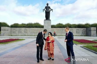 Presiden Kelima RI Megawati Soekarnoputri berziarah ke pemakaman massa korban pengepungan Leningrad di Piskaryovskoye Memorial Cemetery, St. Petersburg, Rusia, Rabu (18/9/2024). (FOTO: Humas PDIP).