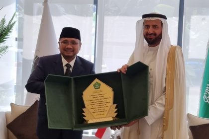 Menag Yaqut Cholil Qoumas bertemu dengan Menhaj Saudi Tawfiq F Al Rabiah di Jeddah membahas ibadah haji 2024. (FOTO: Kemenag).