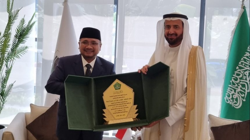 Menag Yaqut Cholil Qoumas bertemu dengan Menhaj Saudi Tawfiq F Al Rabiah di Jeddah membahas ibadah haji 2024. (FOTO: Kemenag).