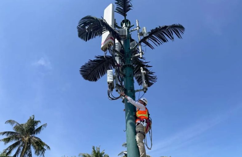 Petugas memastikan kesiapan jaringan internet Mandalika International Street Circuit, Nusa Tenggara Barat untuk mendukung balapan MotoGP di daerah itu. (FOTO: Telkomsel).