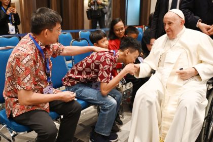 Paus Fransiskus memberikan semangat bagi para disabilitas, Kamis (5/9). FOTO: INDONESIA PAPAL VISIT COMMITTEE.