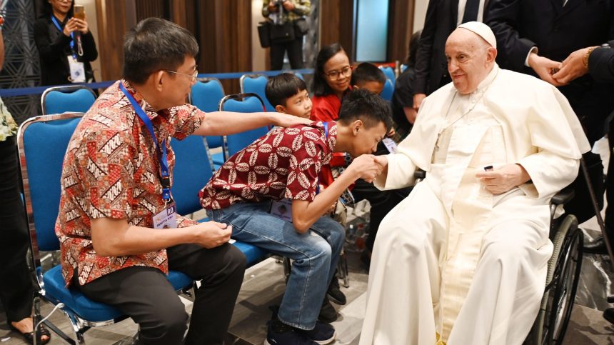 Paus Fransiskus memberikan semangat bagi para disabilitas, Kamis (5/9). FOTO: INDONESIA PAPAL VISIT COMMITTEE.