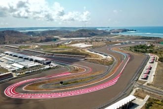 Foto udara tikungan 16 Pertamina Mandalika International Street Circuit yang telah selesai dicat di Kuta Mandalika, Praya, Lombok Tengah, NTB, Selasa (3/10/2023). (FOTO: ANTARA/Ahmad Subaidi/foc.)