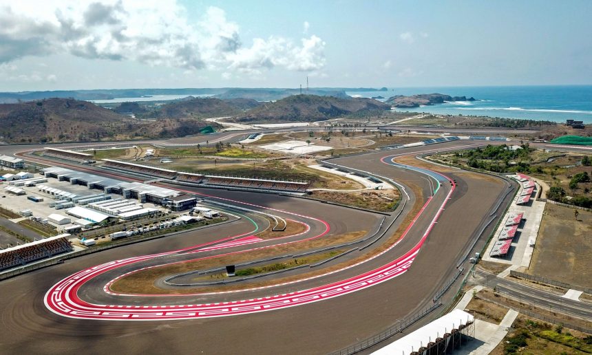 Foto udara tikungan 16 Pertamina Mandalika International Street Circuit yang telah selesai dicat di Kuta Mandalika, Praya, Lombok Tengah, NTB, Selasa (3/10/2023). (FOTO: ANTARA/Ahmad Subaidi/foc.)