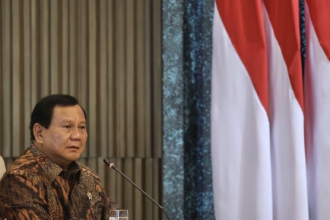 Kabinet zaken mungkin terdengar asing bagi sebagian orang, namun sistem ini diterapkan di beberapa negara seperti Belanda. Kabinet zaken adalah sistem di mana kabinet dibentuk berdasarkan kesepakatan politik antar partai, bukan berdasarkan mayoritas suara di parlemen. Fokus utamanya adalah membangun koalisi yang kuat dan stabil untuk mencapai tujuan bersama.