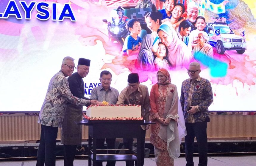 (Ki-ka) Dirjen Protokol dan Konsuler Kemlu RI Andy Rachmianto, Duta Besar Malaysia untuk Indonesia Syed Mohamad Hasrin Tengku Hussin, Wakil Presiden RI ke-10 dan 12 Jusuf Kalla, Duta Besar Malaysia untuk ASEAN Datin Sarah Al Bakri Devadason dan Dirjen Asia, Pasifik dan Afrika Kemlu RI Abdul Kadir Jailani, pada perayaan Hari Kemerdekaan dan Hari Malaysia, Rabu (18/9/2024) malam di Jakarta, (FOTO: RRI/Retno Mandasari).