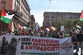 Ribuan pengunjuk rasa memenuhi pusat Kota Roma dan mendesak Israel menghentikan genosida kepada masyarakat Palestina, Sabtu (21/9). (FOTO: Anadolu).