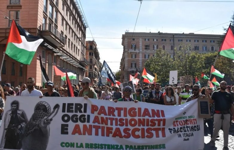 Ribuan pengunjuk rasa memenuhi pusat Kota Roma dan mendesak Israel menghentikan genosida kepada masyarakat Palestina, Sabtu (21/9). (FOTO: Anadolu).