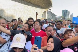 Sementara itu, dilansir dari Antara, Pramono mengenakan baju oranye yang merupakan simbol dukungan suporter sepak bola Jakarta. Kombinasi antara baju oranye Pramono dan jersi Timnas Indonesia yang dikenakan Rano menunjukkan dukungan penuh dari Jakarta untuk Timnas Indonesia.