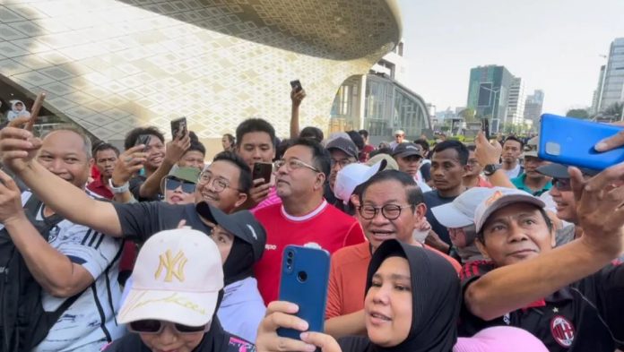 Sementara itu, dilansir dari Antara, Pramono mengenakan baju oranye yang merupakan simbol dukungan suporter sepak bola Jakarta. Kombinasi antara baju oranye Pramono dan jersi Timnas Indonesia yang dikenakan Rano menunjukkan dukungan penuh dari Jakarta untuk Timnas Indonesia.