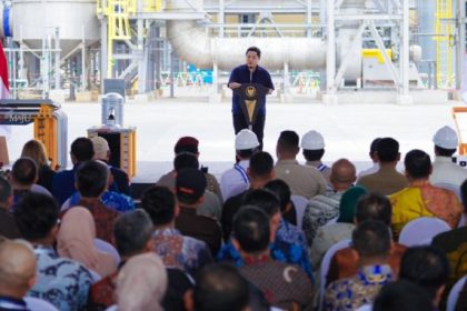 Menurut Erick Thohir, smelter ini mampu meningkatkan nilai tambah hingga tiga kali lipat bagi ekonomi nasional maupun daerah.