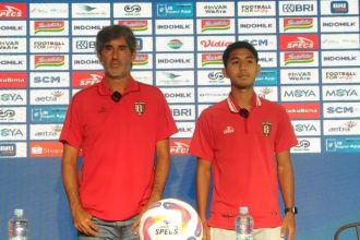 Pelatih Kepala Bali United Stefano Cugurra (kanan) bersama pemain Made Tito pada sesi jumpa pers jelang laga pekan kedelapan Liga 1 Indonesia 2024/2025 di Stadion Kapten I Wayan Dipta, Kabupaten Gianyar, Bali, Sabtu (19/10/2024) (Foto: Dewa Ketut Sudiarta Wiguna/Antara)