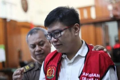 Di Rutan Surabaya, Ronald telah melalui prosedur standar, termasuk ditempatkan di blok karantina dan menjalani masa pengenalan lingkungan di Blok A kamar A3.